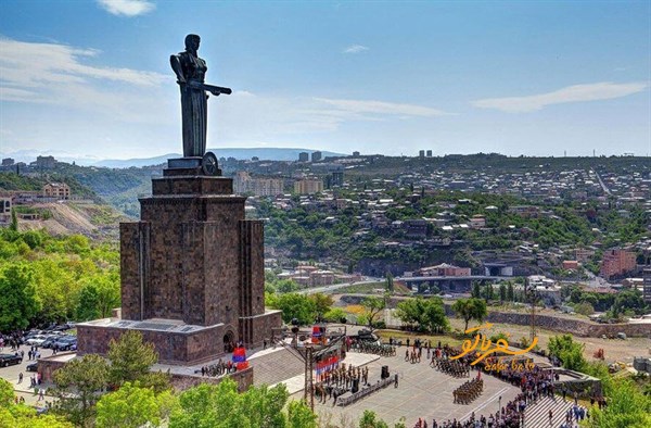 نمایی دیگر از مجسمه مادر 
